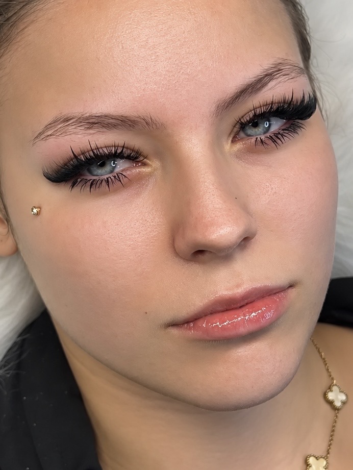 Dramatic wispy, textured London Look lash set